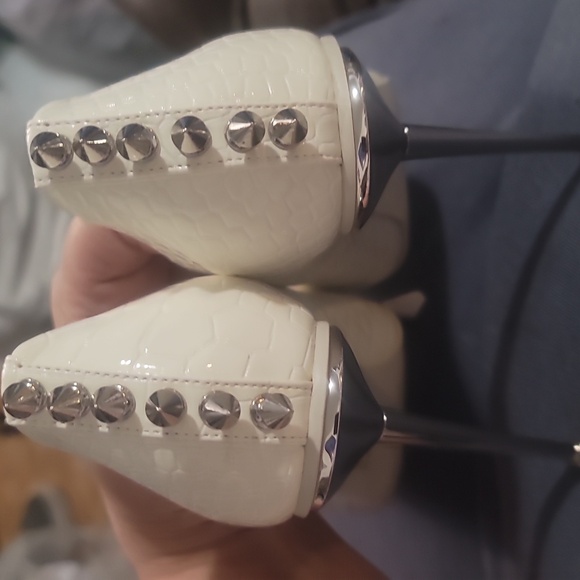 Azalea Wang cliff white faux croc silver studded stiletto heels pumps 7 - Picture 2 of 6